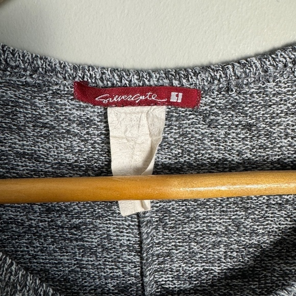 Elegant V-Neck Sweater with Geometric Pattern - Picture 3 of 12